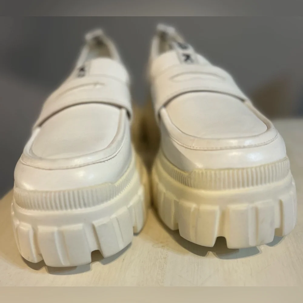 NWOT Kurt Geiger White chunky lug sole loafers, women’s size 38.5/8.5 US. EC